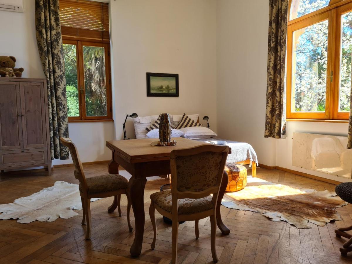 Heritage Park Royal Apartment *
